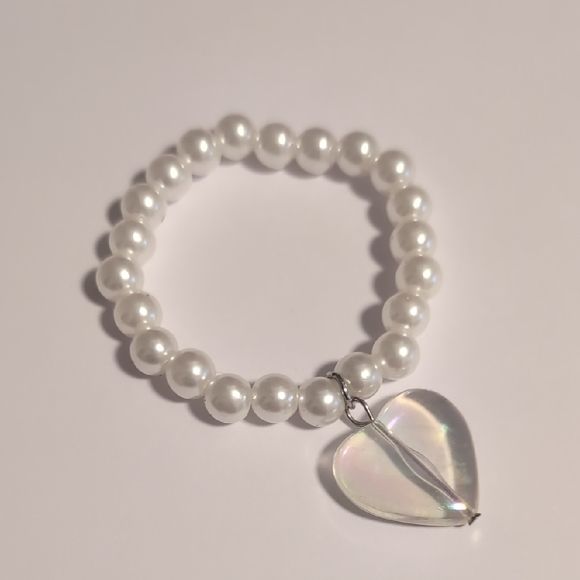 Elegant‎ White Pearl Bracelet with Heart Charm - Picture 1 of 4